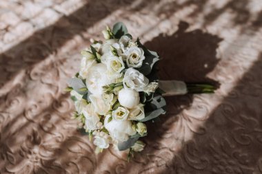 Bir buket beyaz ve pembe gül. Düğün gününde bir buket çiçek.