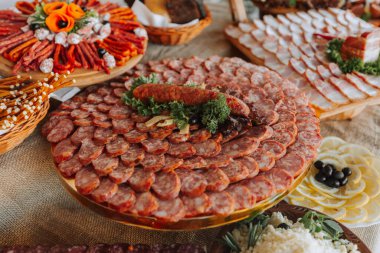 Düğünde atıştırmalıklar, peynir, sosis, sebze, et ürünleri, Ukrayna düğününde Kazak masası..