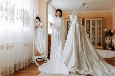 Güzel bir gelin damadın yazdığı aşk mektubunu okur. Beyaz saten bornozlu gelin aynanın yanında duruyor ve mankenin üzerindeki elbise sevgilisinden bir mektup okuyor. Gelinin sabahı.