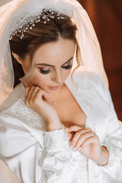 Die Braut Einem Weißen Satinkleid Professionellem Haar Und Make Und — Stockfoto