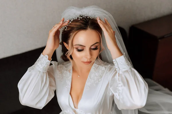 Die Braut Einem Weißen Satinkleid Professionellem Haar Und Make Und — Stockfoto