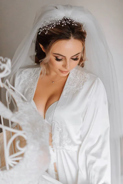 婚礼前的早上 一个穿着白色长袍的年轻貌美的女人穿着女模特的衣服 自然美和专业化妆 — 图库照片