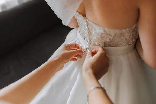 Утренняя Подготовка Невесты Крупный План Руки Подружки Невесты Крепления Много — стоковое фото