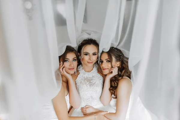 Bruidsmeisjes Kijken Naar Camera Allemaal Onder Sluier Van Bruid Bruid — Stockfoto