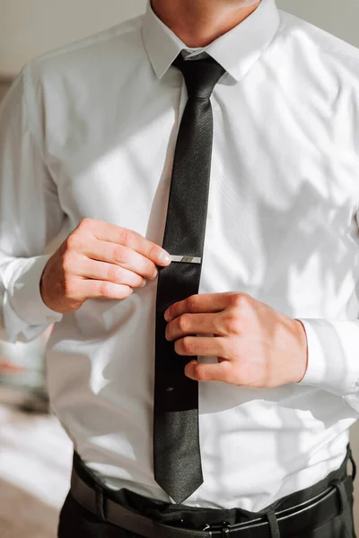 Чоловік Одягає Краватку Бізнесмен Готується Зустрічі Наречений Готується Церемонії — стокове фото