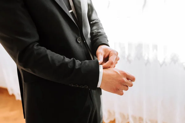 Чоловік Діловому Костюмі Одягає Налаштовує Рукав Допомогою Кліпу Концепція Весілля — стокове фото