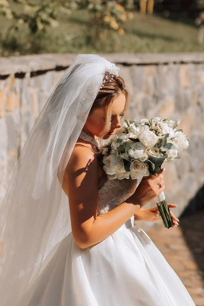 Porträt Einer Schönen Braut Einem Weißen Brautkleid Mit Einem Blumenstrauß — Stockfoto