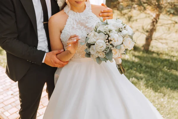 Ein Stilvoller Bräutigam Schwarzen Anzug Und Eine Süße Braut Weißen — Stockfoto