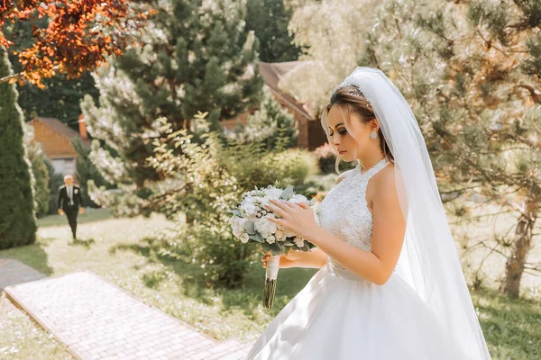 그녀의 인생의 최고의 즐기는 결혼식 꽃다발과 — 스톡 사진