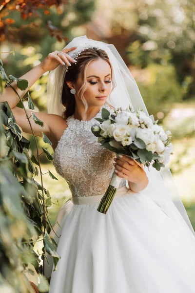 Glückliche Stilvolle Braut Mit Brautstrauß Genießt Den Schönsten Tag Ihres — Stockfoto