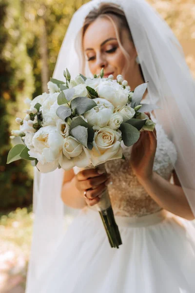 Happy Stylish Pengantin Dengan Buket Pernikahan Menikmati Hari Terbaik Dalam — Stok Foto