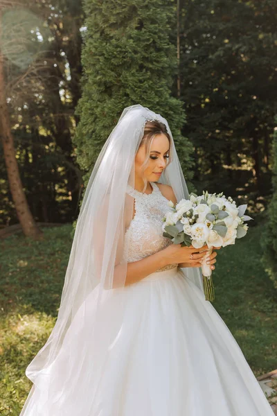 Glückliche Stilvolle Braut Mit Brautstrauß Genießt Den Schönsten Tag Ihres — Stockfoto