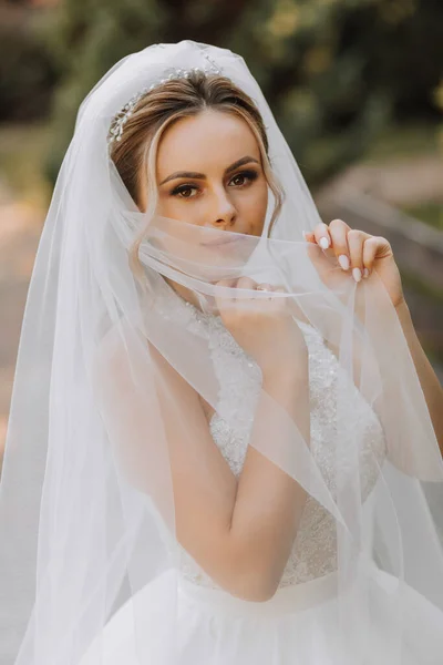 Glückliche Stilvolle Braut Die Ihren Schleier Hält Und Den Besten — Stockfoto