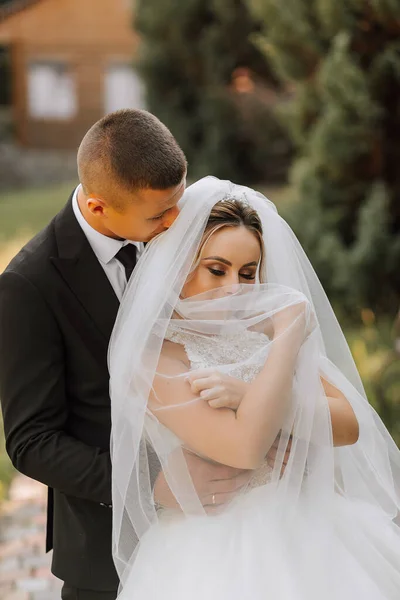 Uno Sposo Elegante Abito Nero Una Sposa Carina Vestito Bianco — Foto Stock