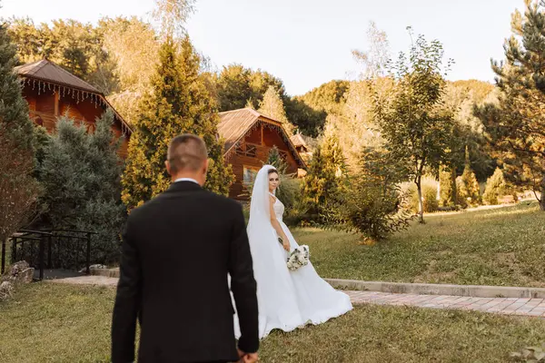 Uno Sposo Elegante Abito Nero Una Sposa Carina Vestito Bianco — Foto Stock