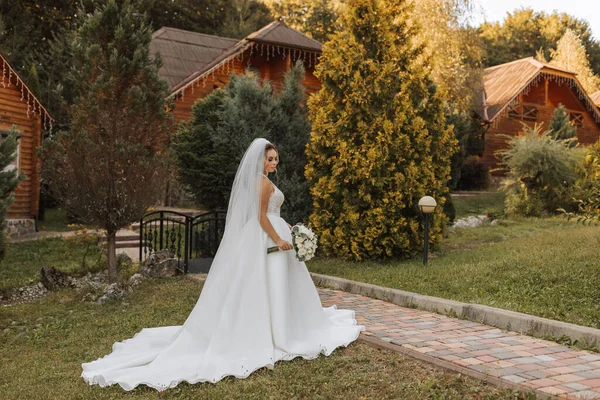 Noiva Elegante Feliz Com Buquê Casamento Desfrutando Melhor Dia Sua — Fotografia de Stock