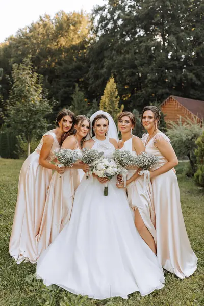 マッチングドレスの美しい女性のグループは お祝い 一緒に楽しんでいます ピンクのドレスの花嫁の友人は花嫁と一緒に結婚式を祝います — ストック写真
