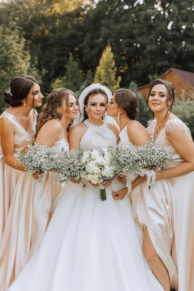 一群穿着合身衣服的漂亮女人在一起笑着 庆祝着 玩乐着 穿着粉色礼服的新娘的朋友们和新娘一起庆祝婚礼 — 图库照片