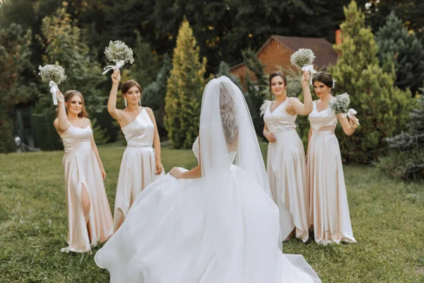 Grupo Mulheres Bonitas Vestidos Combinando Estão Sorrindo Comemorando Divertindo Juntos — Fotografia de Stock