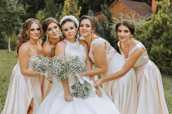 Grupa Pięknych Kobiet Pasujących Sukienkach Uśmiecha Się Świętuje Dobrze Się — Zdjęcie stockowe