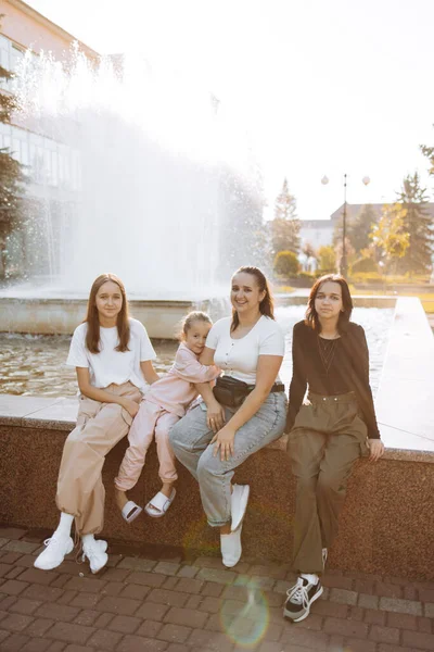 Portrait Group Young Girls One Child Resting Smiling Fountain — Stock Photo, Image
