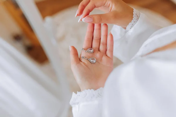 Bride Holds Her Hands Shows Her Earrings Precious Stones Close — Stock Photo, Image