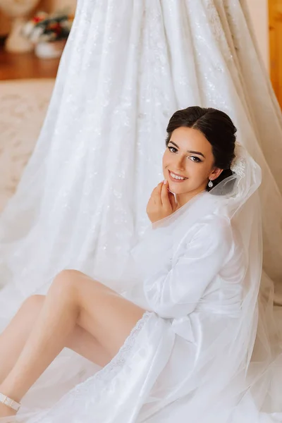 Happy Brunette Bride White Satin Gown Long Veil Professional Makeup — Stock Photo, Image
