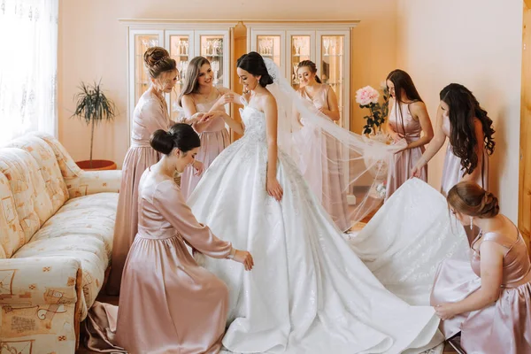 Elegantes Belas Damas Honra Vestidos Seda Combinando Ajudando Linda Noiva — Fotografia de Stock
