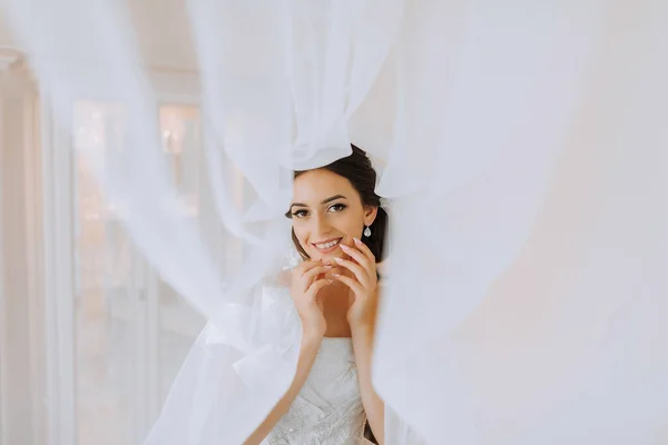 美しい花嫁 ポートレート 結婚式のメイクのヘアスタイル 自宅で白いドレスで豪華な若い女性 シリーズ — ストック写真