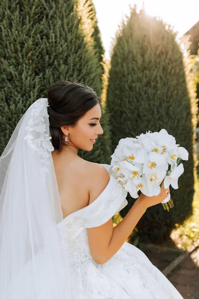 Retrato Ensolarado Quente Uma Noiva Feliz Com Buquê Orquídeas Suas — Fotografia de Stock