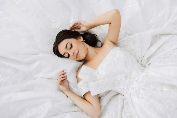 Молодая Красивая Невеста Свадебном Платье Лежа Мода Снята Студийным Светом — стоковое фото