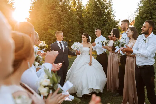 Weitwinkelaufnahme Von Braut Und Bräutigam Die Nach Ihrer Trauung Bei — Stockfoto