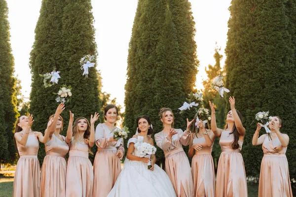 Schöne Elegante Schlanke Lächelnde Brautjungfern Zartem Rosa Beige Sommerkleid Auf — Stockfoto