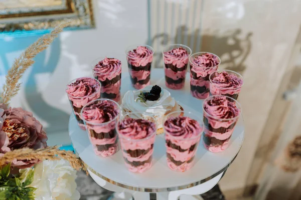おいしい結婚式でした 花で飾られたホワイトケーキ 宴会のためのキャンディバー お祝いのコンセプト ファッショナブルデザート スイーツ付きのテーブル キャンディー フルーツ — ストック写真