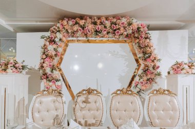 Düğündeki gelin ve damadın başbakanlığı. Düğün kutlaması için neredeyse her şey hazır. Bir düğün ziyafeti, bir sürü çiçek, zengin ve zarif bir düğün.