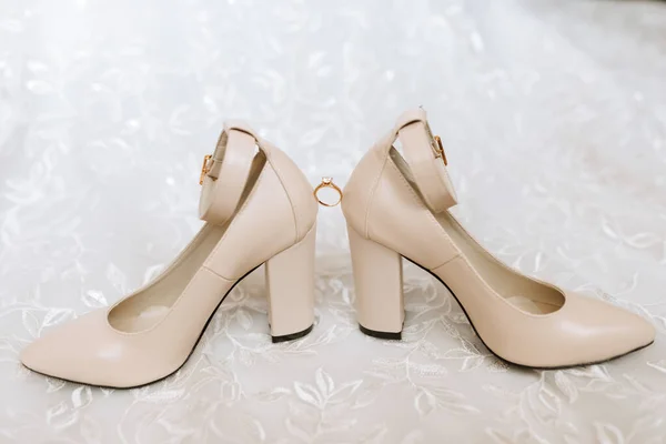 Beige Elegant Shoes Diamond Engagement Ring Sits Pair Classic Wedding — Stock Photo, Image