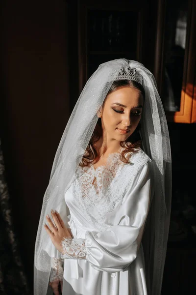 Schöne Braut Mit Langen Dunklen Lockigen Haaren Einem Langen Weißen — Stockfoto