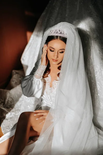 Прекрасная Невеста Длинными Темными Вьющимися Волосами Длинном Белом Халате Утрам — стоковое фото