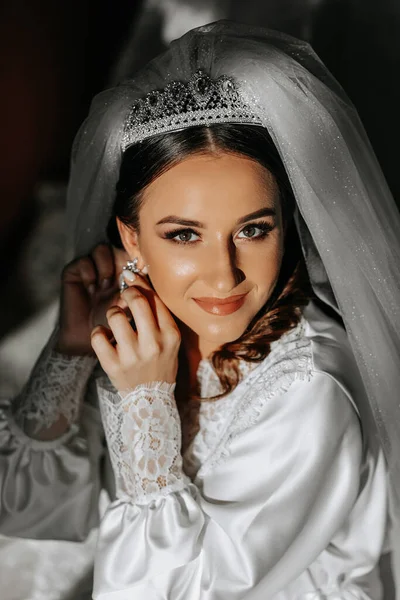 Krásná Nevěsta Dlouhými Tmavými Kudrnatými Vlasy Dlouhém Bílém Rouchu Ráno — Stock fotografie