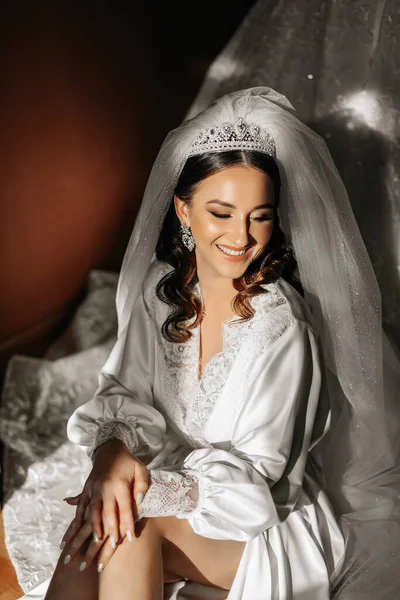 Schöne Braut Mit Langen Dunklen Lockigen Haaren Einem Langen Weißen — Stockfoto