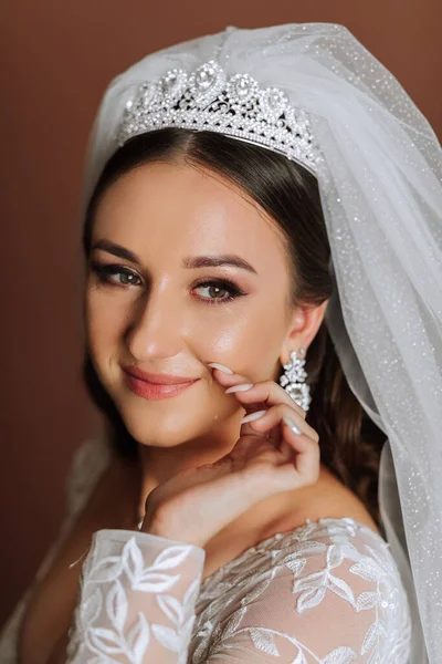 Krásná Sexy Nevěsta Bílých Šatech Pláče Slzy Štěstí Svatební Den — Stock fotografie