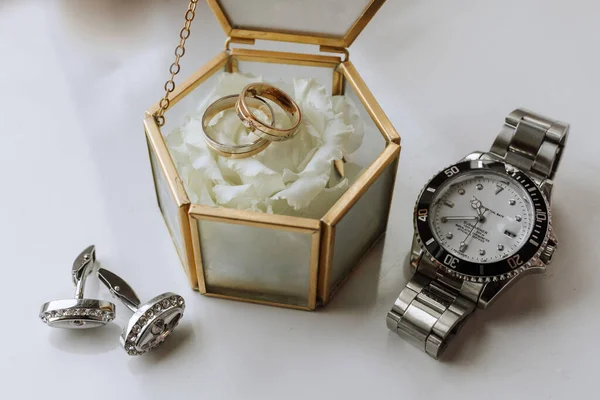Relógio Masculino Caro Botões Punho Caixa Vidro Com Anéis Casamento — Fotografia de Stock