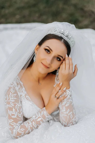 Retrato Noiva Vestido Branco Uma Coroa Sua Cabeça Maquiagem Casamento — Fotografia de Stock