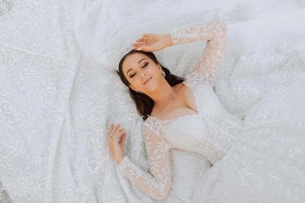 Молодая Красивая Невеста Свадебном Платье Лежит Мода Фотография Сделана Сверху — стоковое фото