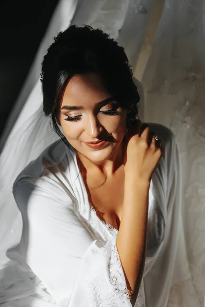 Πορτραίτο Ενός Κοριτσιού Πρωινή Ρόμπα Ευτυχισμένη Νύφη Επαγγελματικό Μακιγιάζ Και — Φωτογραφία Αρχείου