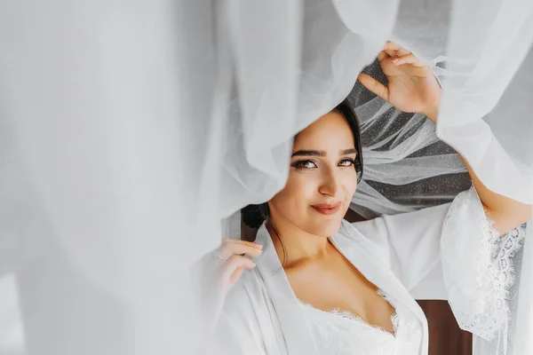Portrait Girl Morning Robe Happy Bride Professional Make Long Veil — Stock Photo, Image