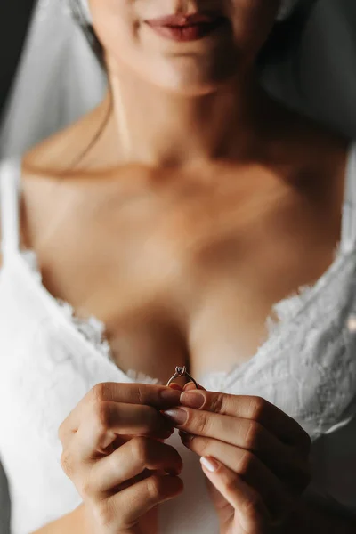 Bride Holding Gold Ring Her Hands Close Morning Bride Wedding — Stock Photo, Image