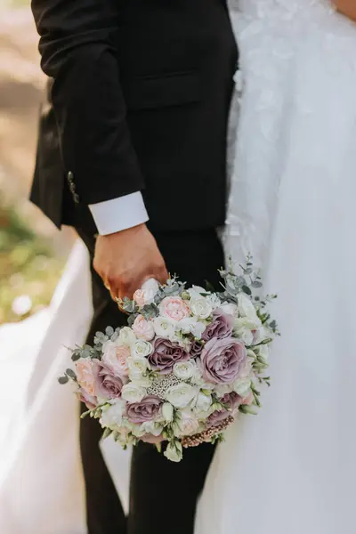 漂亮的婚礼花束 新郎手里拿着不同的花 — 图库照片
