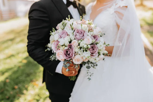 手の中に異なる花を持つ美しい結婚式の花束 — ストック写真