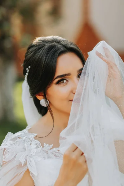 Beautiful Bride Fashionable Wedding Dress Natural Background Park Stunning Young — Stock Photo, Image